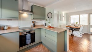 Unclassified image, 3 of 9, button - 3 Bed in Croyde (oc-f33111) (Croyde)