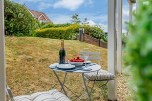 Outdoor dining - 2 Bed in Swanage (oc-wy502) (Swanage)