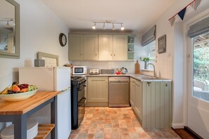Microwave, oven, dishwasher, high chair - 3 Bed in Southwold (oc-pet) (Southwold)