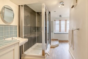 Towels - 3 Bed in Beaminster (oc-j33121) (Beaminster)