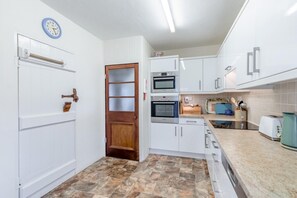 Microondas, horno, lavavajillas y utensilios de cocina 