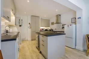 Microwave, oven, dishwasher, cookware/dishes/utensils - 2 Bed in Southwold (oc-wol) (Southwold)