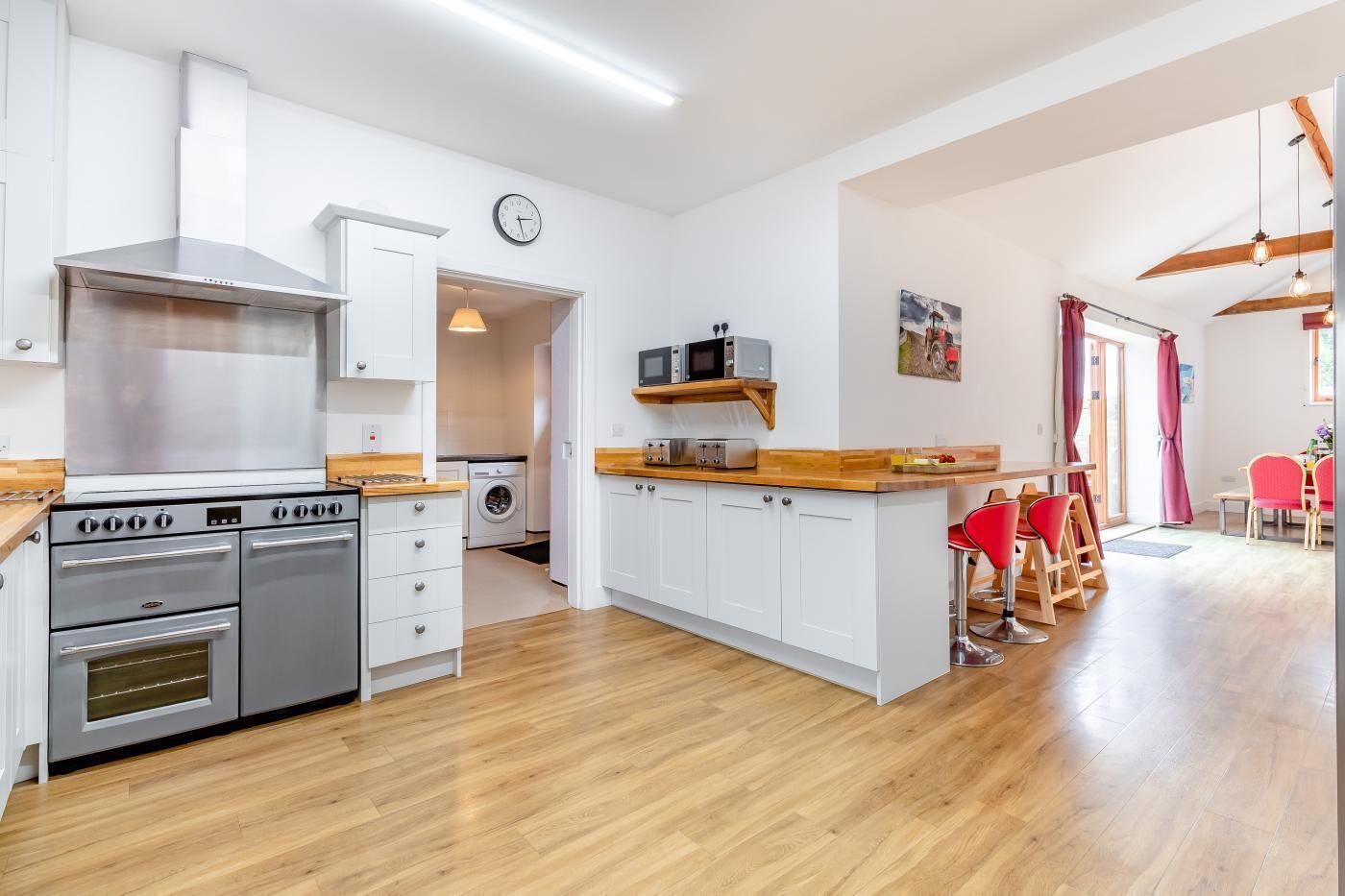 Four à micro-ondes, un four, lave-vaisselle, chaise haute