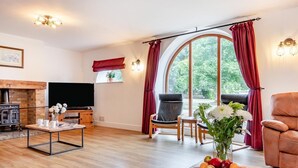TV, fireplace - 6 Bed in Three Holes (oc-t31855) (Upwell)