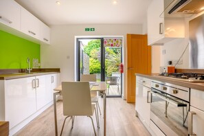 Microwave, oven, cookware/dishes/utensils - 1 Bed in Swanage (oc-wy549) (Swanage)