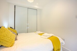 Iron/ironing board, free WiFi, bed sheets - 1 Bed in Swanage (oc-wy549) (Swanage)