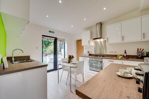 Microwave, oven, cookware/dishes/utensils - 1 Bed in Swanage (oc-wy549) (Swanage)