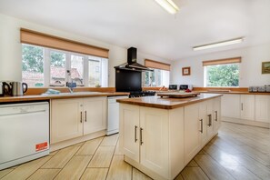 Microwave, oven, dishwasher, high chair - 9 Bed in Three Holes (oc-l31856) (Upwell)