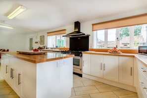 Microwave, oven, dishwasher, high chair - 9 Bed in Three Holes (oc-l31856) (Upwell)