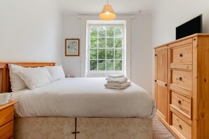 9 bedrooms, iron/ironing board, free WiFi, bed sheets - 9 Bed in Three Holes (oc-l31856) (Upwell)