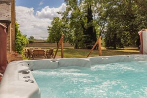 Outdoor dining - 9 Bed in Three Holes (oc-l31856) (Upwell)