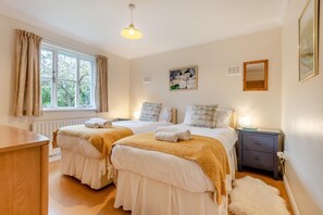 Tabla de planchar con plancha, wifi gratis y ropa de cama 