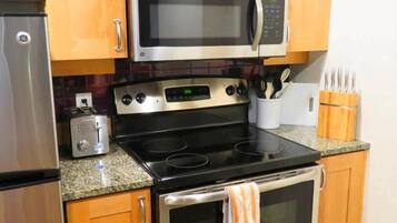 KĂŒhlschrank, Mikrowelle, Ofen, Herdplatte