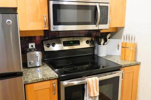Fridge, microwave, oven, stovetop - Whistler Creekside | Ski-in Ski-out Access! (Whistler)