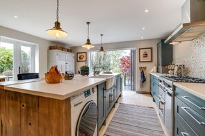 Uuni, astianpesukone, keittoastiat/astiat/ruokailuvälineet