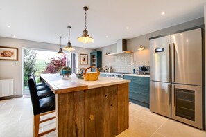 Horno, lavavajillas y utensilios de cocina 