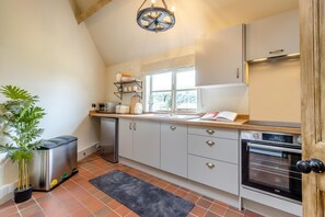 Mikroaaltouuni, uuni, astianpesukone, syöttötuoli