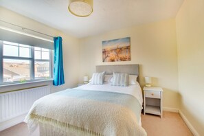 3 bedrooms, iron/ironing board, travel cot, free WiFi - 3 Bed in Wyke Regis (oc-wy511) (Weymouth)