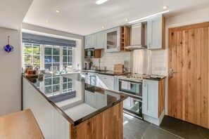 焗爐、洗碗機、高腳椅、廚房用具/餐具/器皿