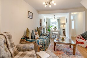 TV, fireplace - 3 Bed in Mumbles (oc-m33090) (The Mumbles)