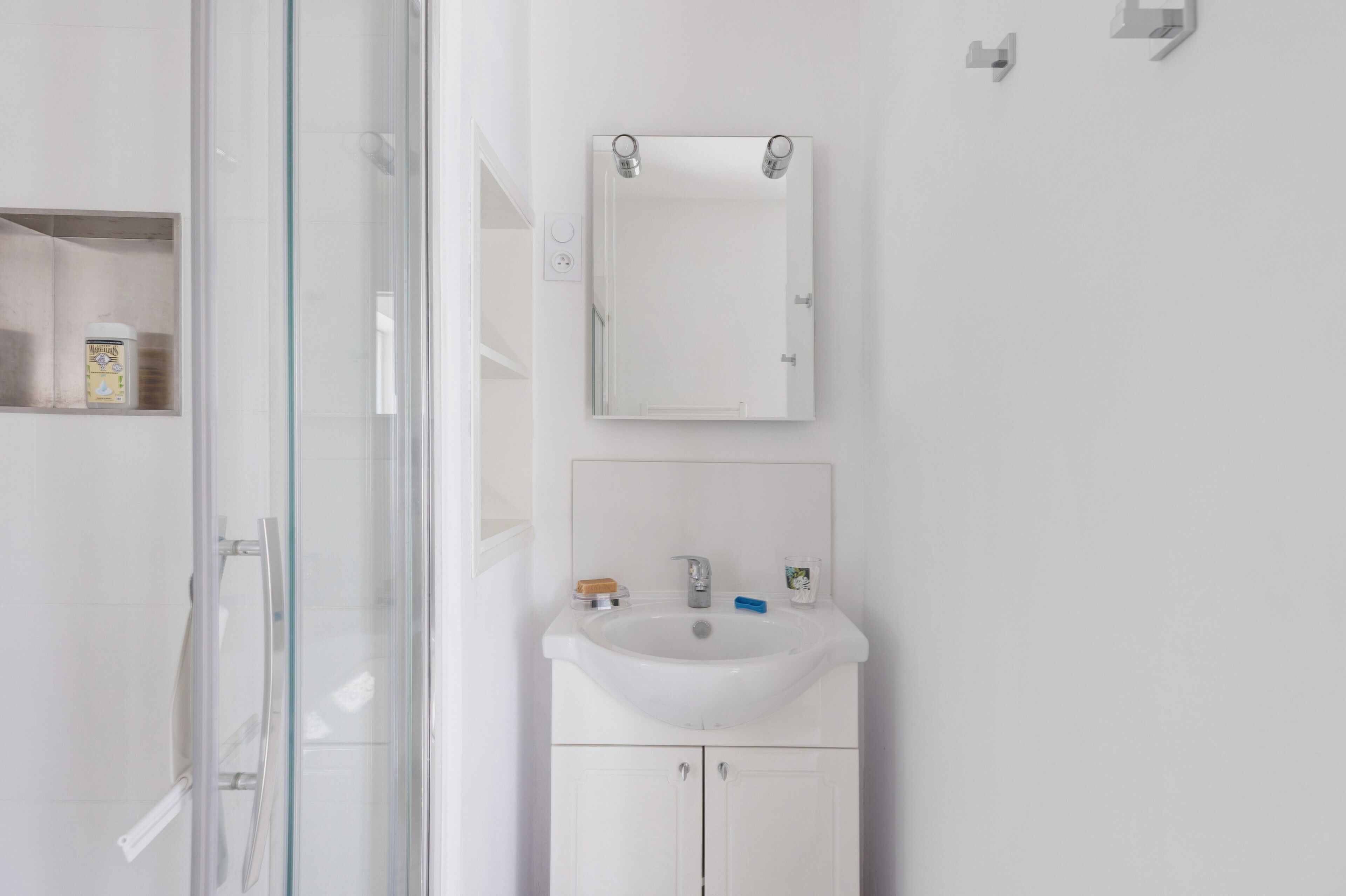 Douche, articles de toilette gratuits, sèche-cheveux