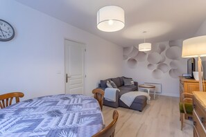 Fernseher, DVD-Player, Stereoanlage