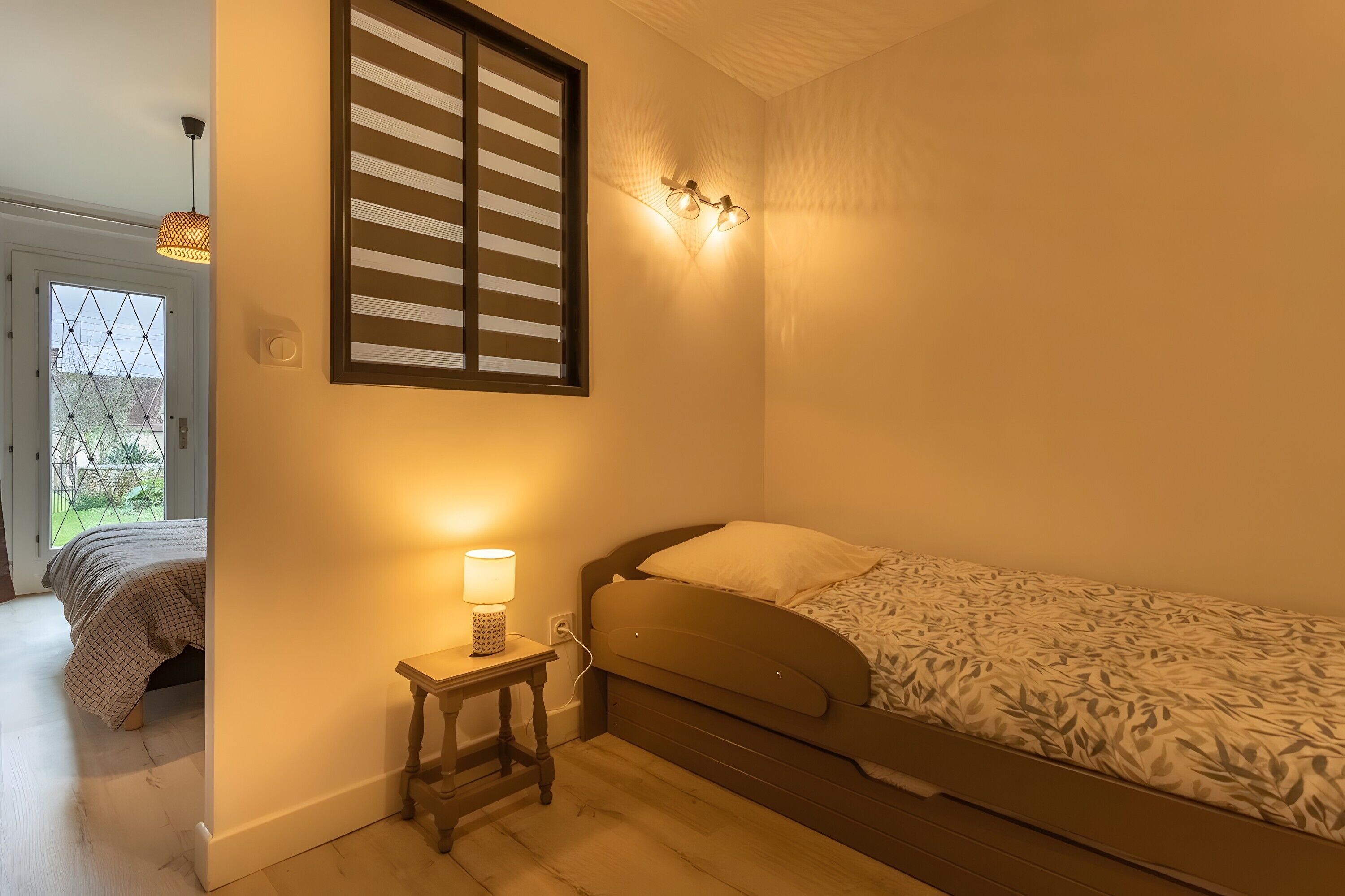 Tabla de planchar con plancha, wifi y ropa de cama 