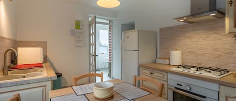 Réfrigérateur, four à micro-ondes, un four, surface de cuisson