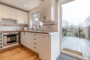 Microwave, oven, dishwasher, high chair - 3 Bed in Middleton (oc-htv) (Middleton Moor)