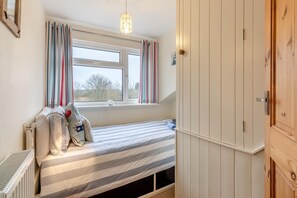 3 chambres, fer et planche à repasser, lit de bébé portatif