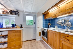 Ugn, barnstol och grytor/köksredskap