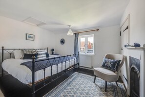 Iron/ironing board, travel cot, free WiFi, bed sheets - 2 Bed in Wenhaston (oc-spdr) (Wenhaston)