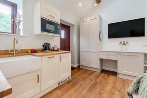 Microwave, cookware/dishes/utensils