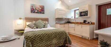 Tabla de planchar con plancha, wifi gratis y ropa de cama