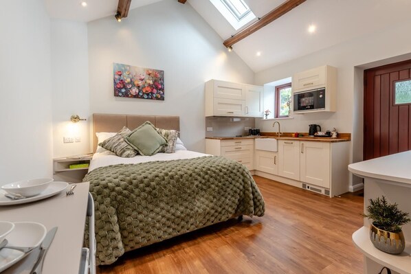 Iron/ironing board, free WiFi, bed sheets