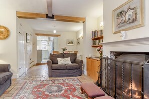TV, fireplace - 3 Bed in Woodbridge (oc-h23) (Woodbridge)