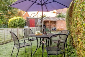 Outdoor dining - 3 Bed in Woodbridge (oc-h23) (Woodbridge)