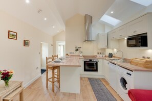 Microwave, oven, dishwasher, cookware/dishes/utensils - 1 Bed in Llanrwst (oc-wag696) (Llanrwst)