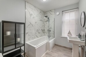 Towels - 3 Bed in Skipton (oc-g33088) (Skipton)