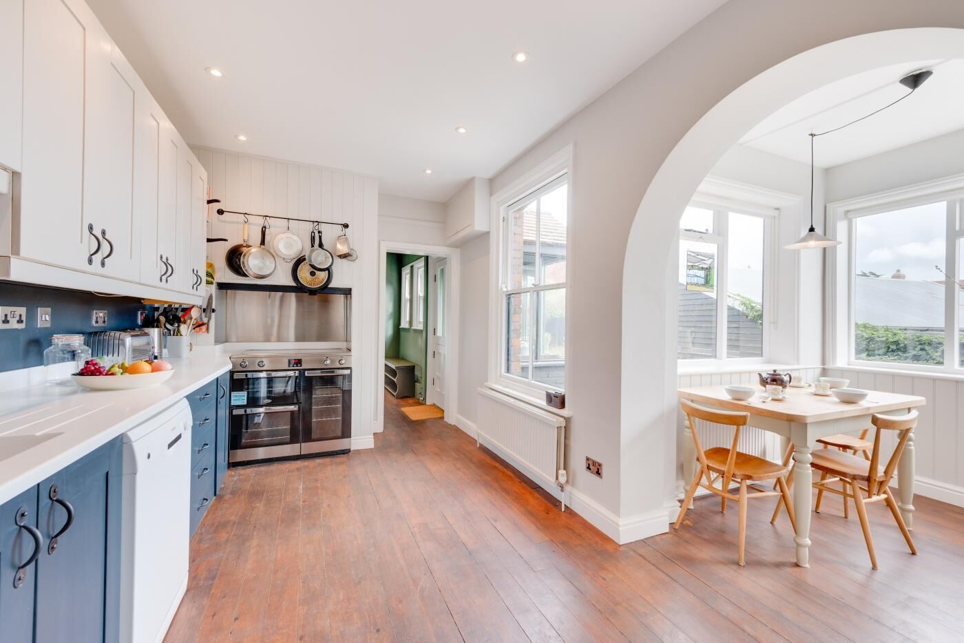 ميكروويف، فرن، غسالة أطباق، كرسي للأطفال