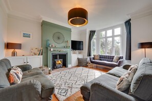 TV, fireplace - 5 Bed in Walberswick (oc-tww) (Walberswick)