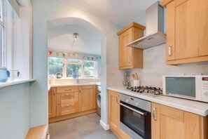Microwave, oven, high chair, cookware/dishes/utensils - 2 Bed in Reydon (oc-cov) (Reydon)