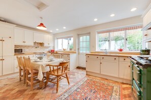 Microwave, oven, dishwasher, high chair - 3 Bed in Woodbridge (oc-acot) (Woodbridge)