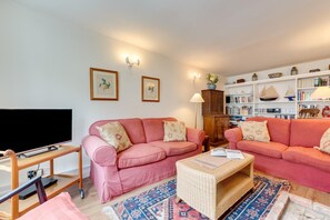 TV, fireplace - 3 Bed in Woodbridge (oc-acot) (Woodbridge)