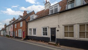 A row of terraced houses with a narrow street. - 3 Bed in Woodbridge (oc-acot) (Woodbridge)