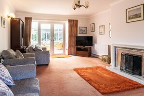 Fireplace - 4 Bed in Halesworth (oc-willho) (Halesworth)