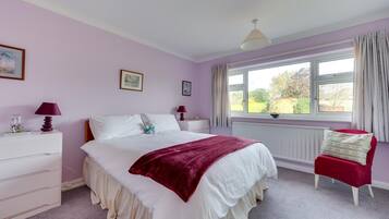 4 bedrooms, iron/ironing board, free WiFi, bed sheets