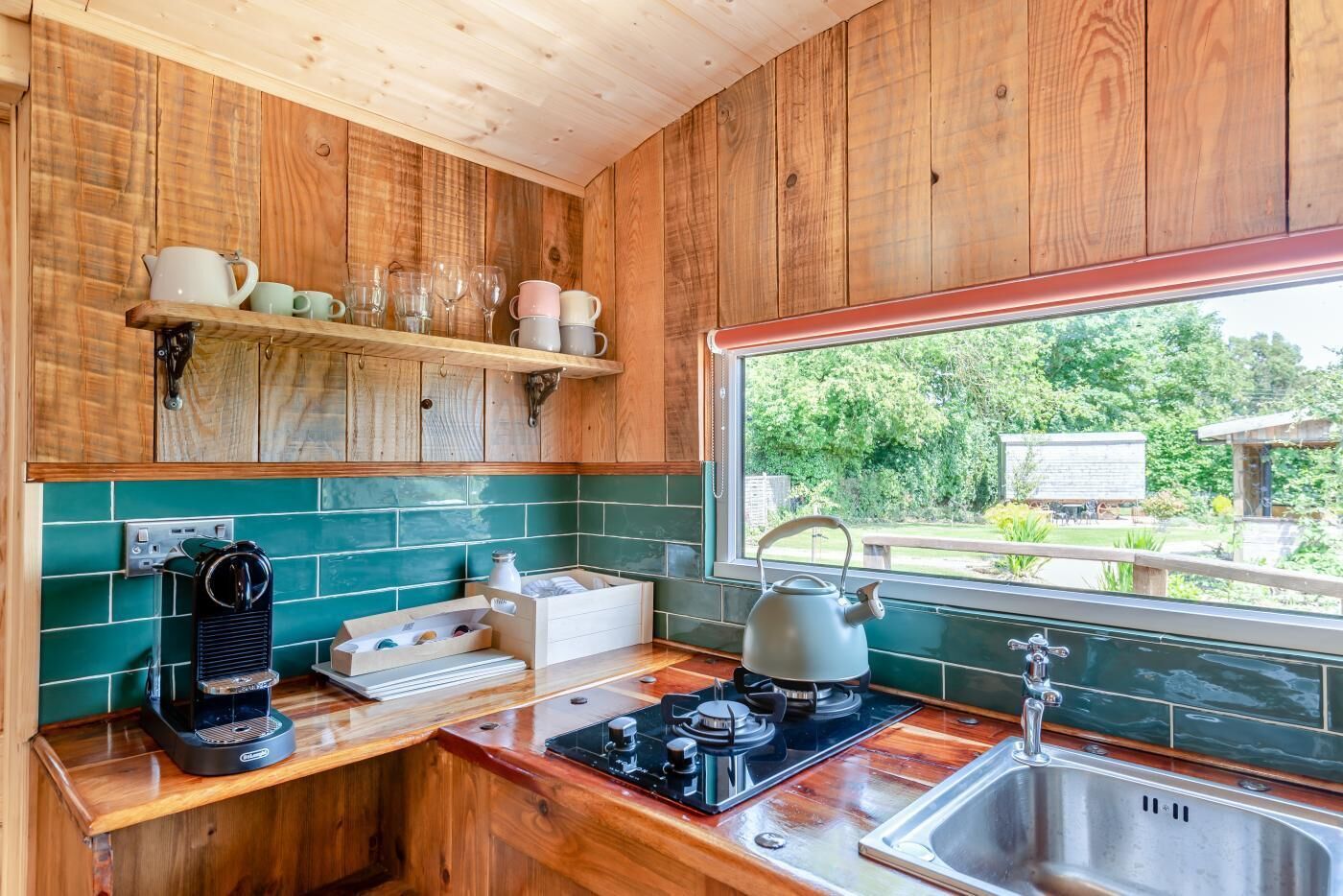 Mikroaaltouuni, astianpesukone, keittoastiat/astiat/ruokailuvälineet