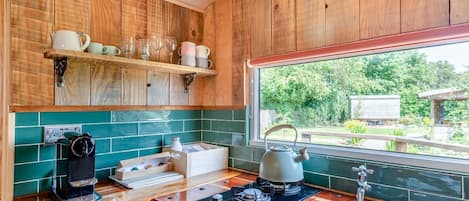 電子レンジ、食器洗い機、調理器具と食器