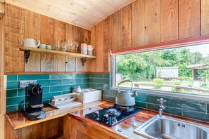 Microwave, dishwasher, cookware/dishes/utensils - 1 Bed in Keddington (oc-t32410) (Louth)